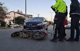 Otomobille çarpışan elektrikli bisiklet sürücüsü...