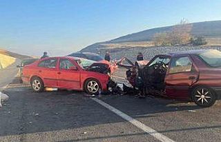 Otomobillerin kafa kafaya çarpıştığı kazada...