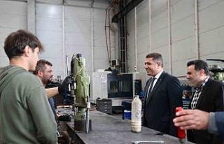 Otomotiv parçaları üreten fabrikayı gezdi
