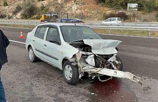 Otoyolda bariyerlere çarparak 30 metre sürüklendi:...