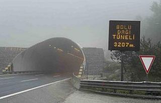 Otoyolda sis ve sağanak yağış etkili oluyor