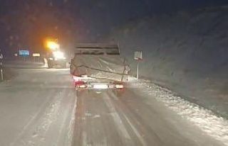 Palandöken geçidinde kar yağışı ulaşımı olumsuz...