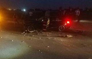 Pamuk yüklü traktör ile otomobil çarpıştı:...