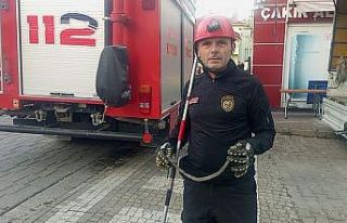 Park halinde minibüse giren yılan, itfaiyenin müdahalesiyle...