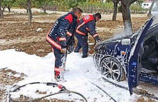 Park halindeki araç aniden alev aldı