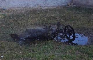 Park halindeki motosiklet yanarak hurdaya döndü