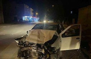Park halindeki otomobile arkadan çarptı: 1 yaralı