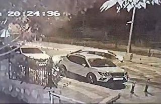 Park halindeki otomobile çarptı, bir şey olmamış...