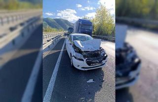 Pazaryeri’nde otomobil kamyonete arkadan çarptı:...