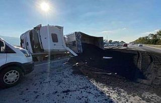 Petrokok yüklü tır devrildi: 1 yaralı