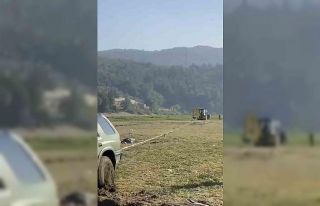 Pikniğe giden bataklığa saplandı, onları kurtarmaya...