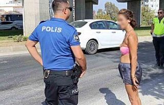Polis ekiplerinin trafikteki bikinili genç kadınla...