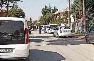 Polise bıçaklı saldırı anı güvenlik kamerasına...