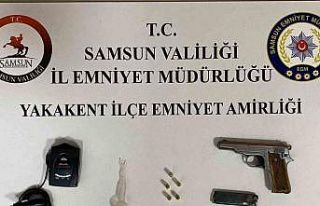 Polisin uygulamasında silah ve radar tespit cihazı...