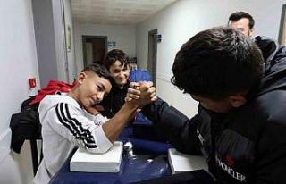 Proje öğrencileri gençlik merkezini ziyaret etti