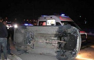 Refüje çarpıp takla atan araçta aynı aileden...