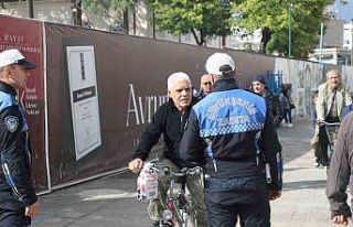 Sakarya Büyükşehir Belediyesi Zabıta ekiplerinden...