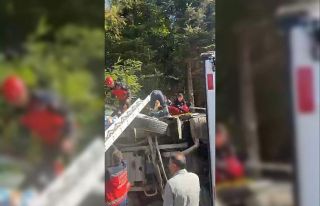 Sakarya’da çöp kamyonu devrildi: Araç içerisinde...