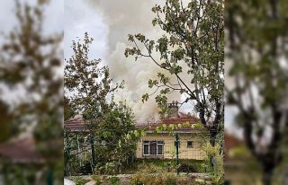 Sakarya’da tek katlı evin çatısı alevlere teslim...
