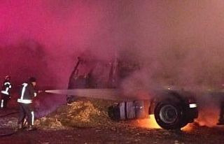 Saman balyası yüklü tır seyir halindeyken alev...