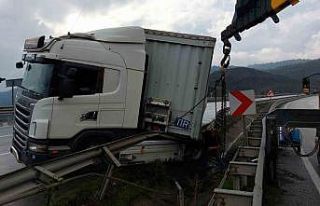 Samsun’da makaslama yapan tır bariyere çarptı