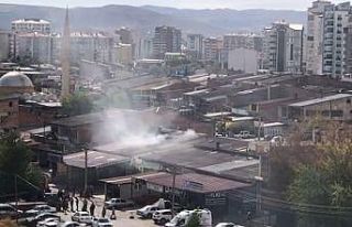 Sanayi çarşısında yangın, 3 kişi dumandan etkilendi