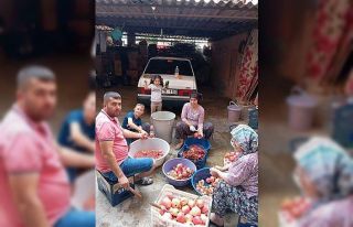 Sarıgöl’de evlerde nar ekşisi yapımına başlandı