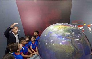 Seçer, Mercan Bilim Merkezi’nde öğrencilerle...