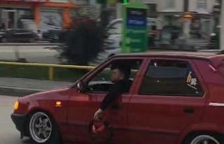 Seyir halinde otomobilinin direksiyonunu yerinden...