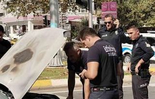 Seyir halindeki otomobil alev aldı