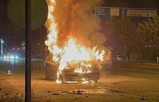 Seyir halindeki otomobil alev topuna döndü, sürücü...