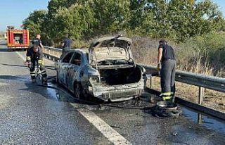 Seyir halindeki otomobil yanarak küle döndü