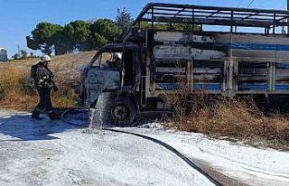 Seyir halindeyken alev alan kamyon kullanılmaz hale...