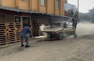 Seyir halindeyken alev alan otomobile ilk müdahaleyi...