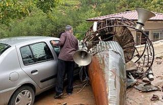 Şiddetli fırtına cami minaresini yıktı