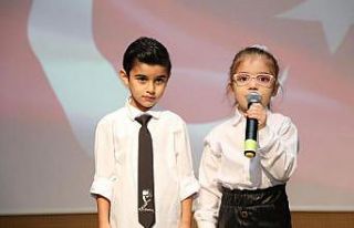 Şiirleri Cumhuriyet için okudular, ayakta alkışlandılar