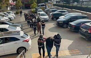 Silah ticareti yaptığı gerekçesiyle yakalanan...