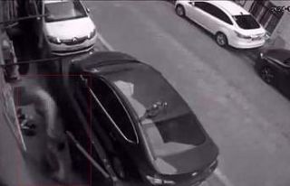 Silahlı saldırgana anahtarlık atarak karşı koydu