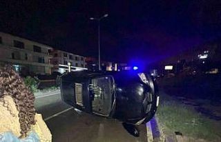 Sinop’ta kontrolden çıkan araç yan yattı