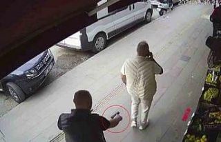 Sokak ortasında arkasından sinsice yaklaşıp böyle...