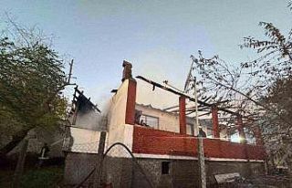 Şömineden sıçrayan ateş tek katlı evi küle...