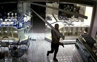 Soyguncuların silahının tutukluk yapması kuyumcuyu...