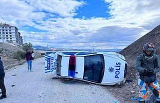 Şüpheli aracı kovalayan polis otosu takla attı:...