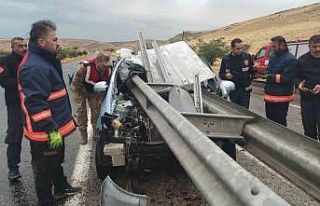 Sürücü, bariyere saplanan otomobilden sağ çıktı