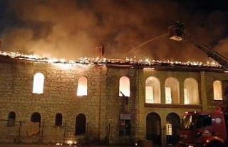 Tadilattaki eski okul binası alev alev yandı