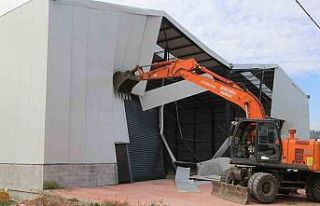 Tahtalı’da kaçak depo yerle bir edildi