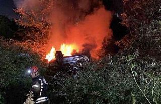 Takla atan otomobil alev alev yandı, pencereden çıkarak...