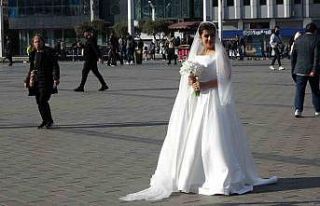 Taksim’de İranlı gelin ve damada yoğun ilgi