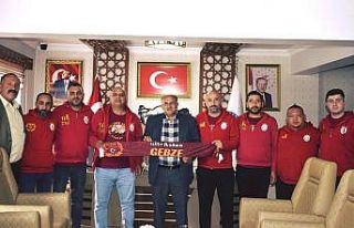 Taraftar grubundan öğrencilere malzeme desteği