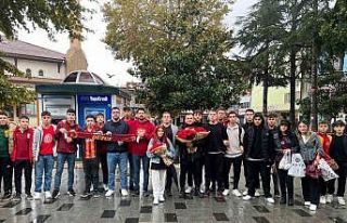 Taraftar grupları kadınlara çiçek verdi